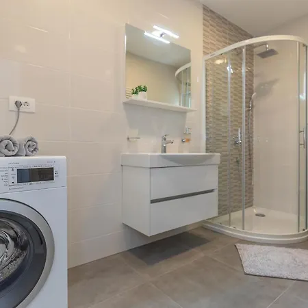 Mooi Appartement In Makarska Met Uitzicht Op Zee *