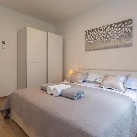 公寓 Three-bedroom In *